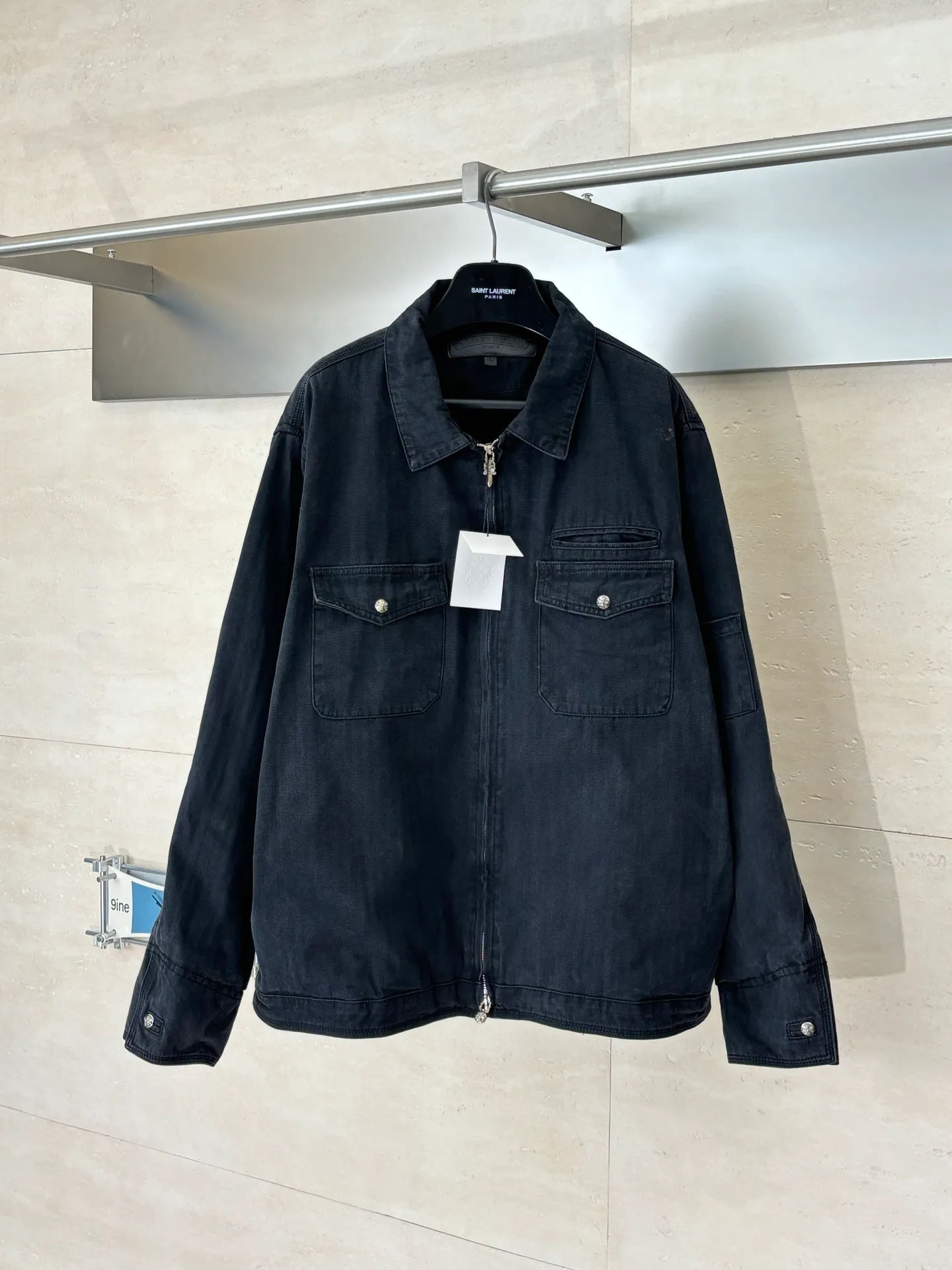P790 Chrome Hearts*/Chrome Hearts 26Fw new herringbone pattern washed workwear cotton fabric. The main body fabric is made of pure cotton fabric with herringbone pattern woven according to YB. It has a three-dimensional crisp effect. The lining is made of jacquard pure cotton fabric. Minimum order. Ready-made garments are washed. Natural gray effect (Chehao garments stayed in the washing factory for a month and finally the effect was perfect). Due to the difficulty of washing, the scrap rate is extremely high and treasure the spot. The x neckline is cut and cut with genuine sheepskin film, and the molded hardware is aged and oxidized. Size: S/M/L